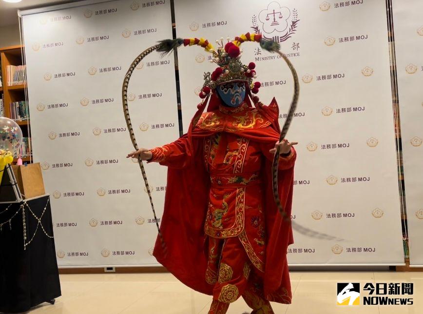▲更生人蔡文貴在法務部表演變臉並分享心路歷程（圖／記者潘千詩攝，2022.12.07）