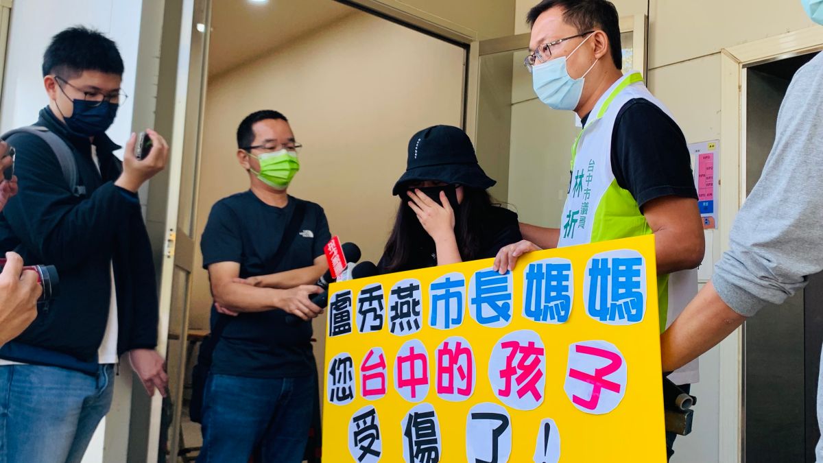 ▲講到女兒過世前慘狀，小桃子媽媽忍不住傷心哭泣，林祈烽拍肩安慰她。（圖／記者顏幸如攝，2022.12.07）