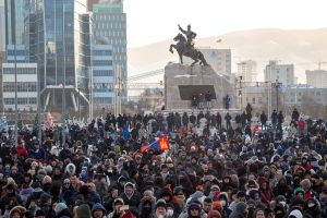 蒙古首都「數千人上街」反貪示威！總理親上火線回應訴求
