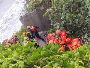 2名花蓮男子,5日到花蓮溪出海口岸際捕撈鰻苗時遭浪拍打落海,1名失蹤至今(7)日,下午遺體被發現在壽豐鄉大橋前海域。(圖/翻攝畫面) ▲2名花蓮男子,5日到花蓮溪出海口岸際捕撈鰻苗時遭浪拍打落海,1名失蹤至今(7)日,下午遺體被發現在壽豐鄉大橋前海域。(圖/翻攝畫面)