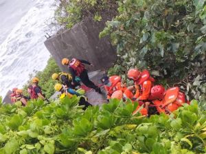 ▲2名花蓮男子，5日到花蓮溪出海口岸際捕撈鰻苗時遭浪拍打落海，1名失蹤至今（7）日，下午遺體被發現在壽豐鄉大橋前海域。（圖／翻攝畫面）