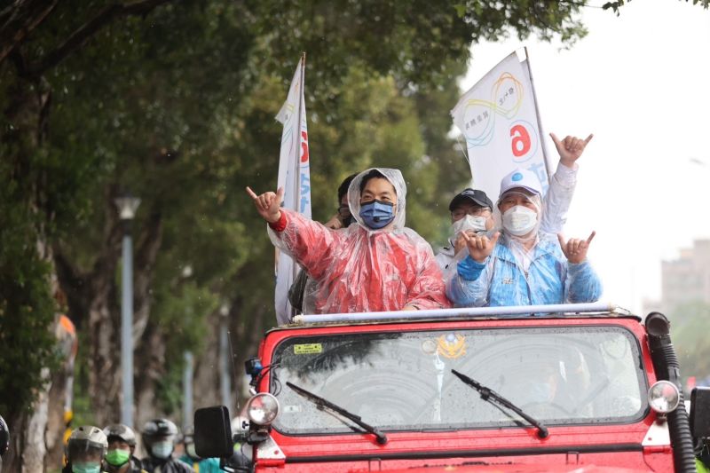 ▲蔣萬安競選2022台北市長期間,李四川多次現身相挺,就連下著大雨依舊陪同車隊掃街。(圖/蔣萬安辦公室提供)