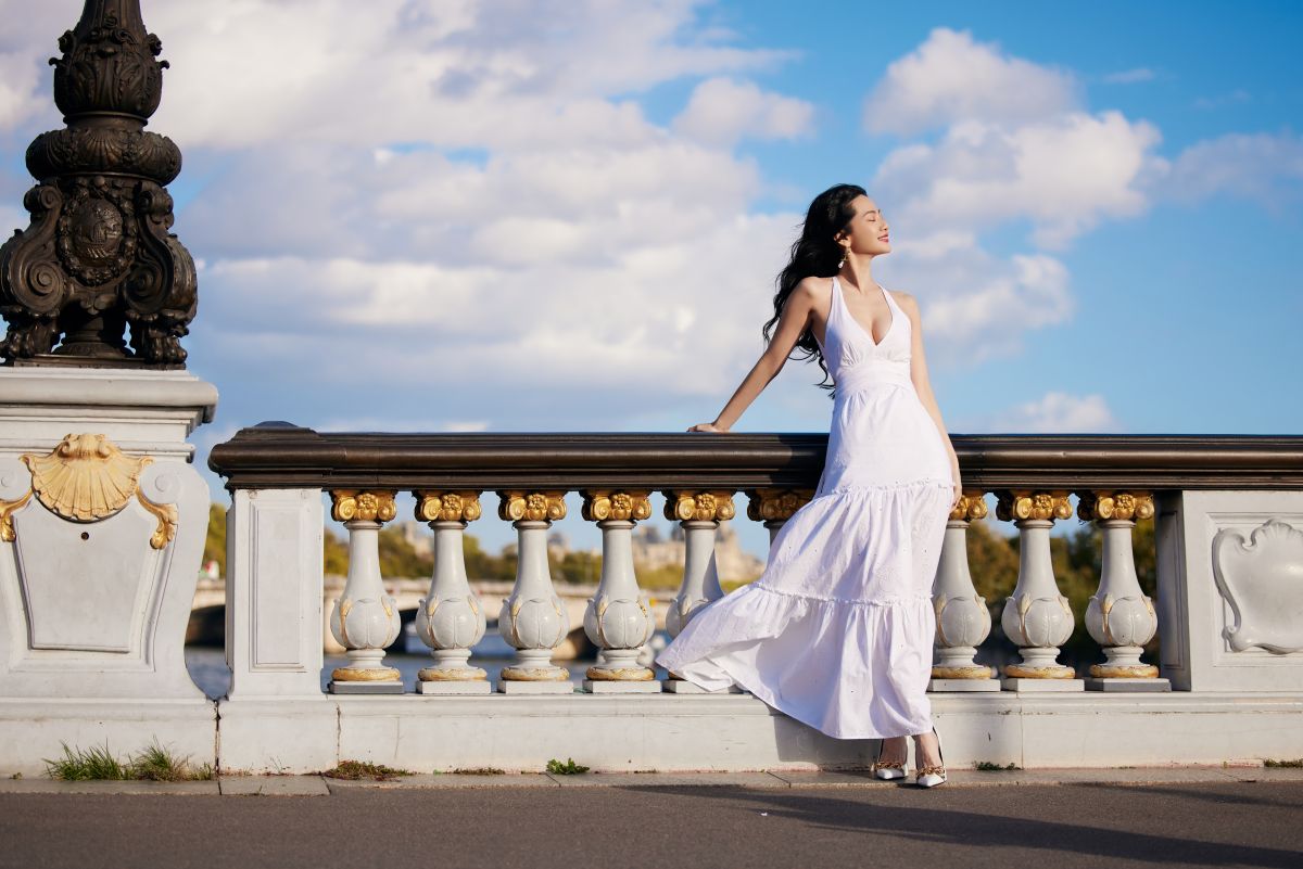 ▲曾之喬在法國吸引熟男獻吻。（圖／華研國際）