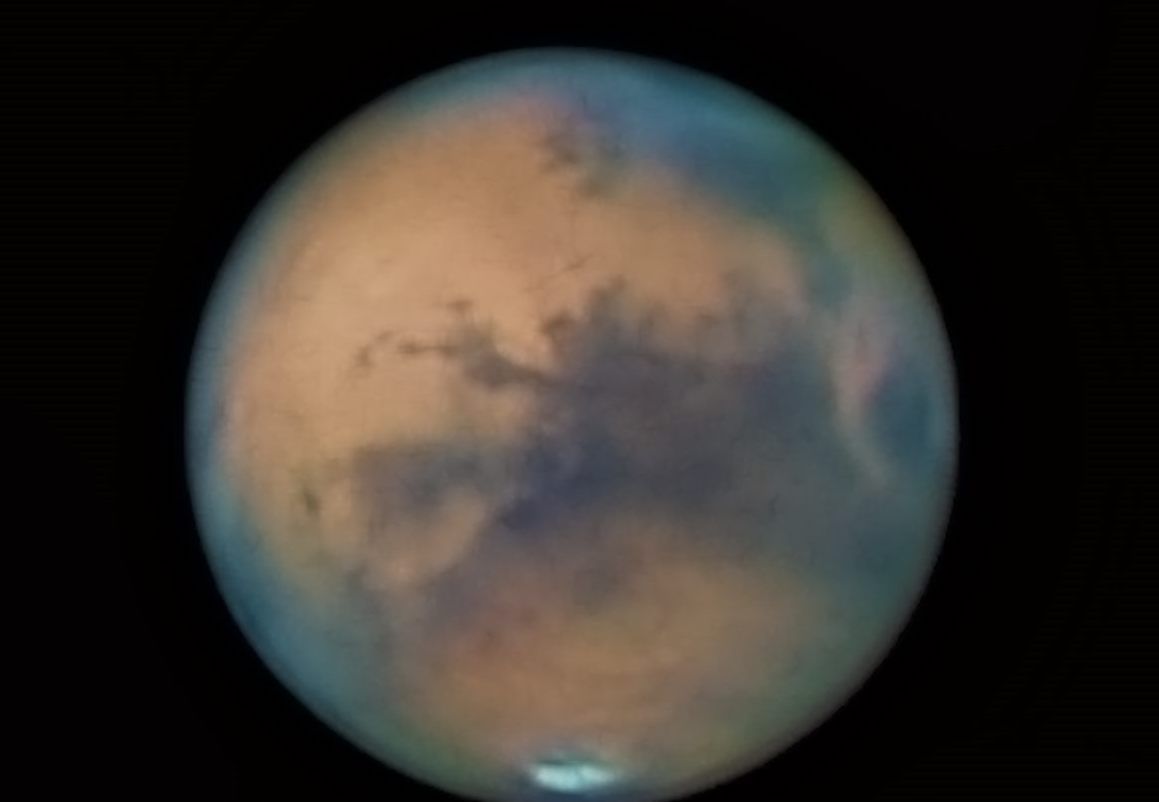 ▲今（8）日火星將與地球和太陽約略排成一線達到「衝」的位置，火星在太陽西落時東升，直到日出前才落下，民眾用肉眼即可觀察。（圖／台北天文館提供）