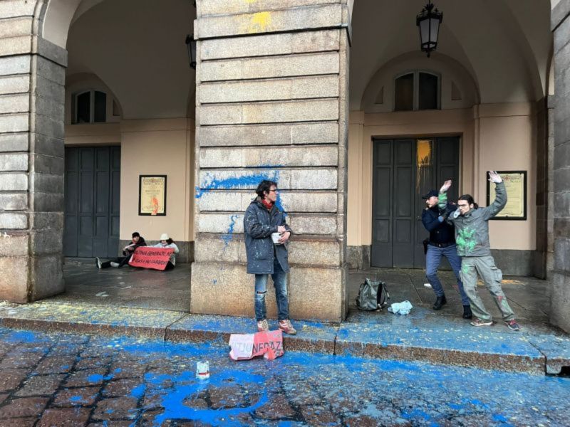 ▲環保人士7日在義大利米蘭市著名的史卡拉歌劇院（La Scala Opera House）入口處投擲油漆，這是他們最近在歐洲一系列抗議行動的一部分，為的是吸引大眾關注氣候變遷。（圖／翻攝自Wanted In Milan）