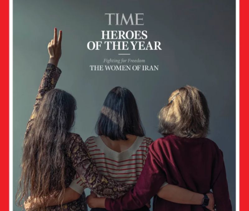 ▲「時代雜誌」宣布，伊朗女性獲選為「年度英雄」，理由是在22歲庫德族女子艾米尼因違反服裝規定被捕並喪命後，伊朗各地爆發女性主導的抗議風潮，掀起爭取自由的「頭巾革命」。（圖／翻攝自時代雜誌官網）