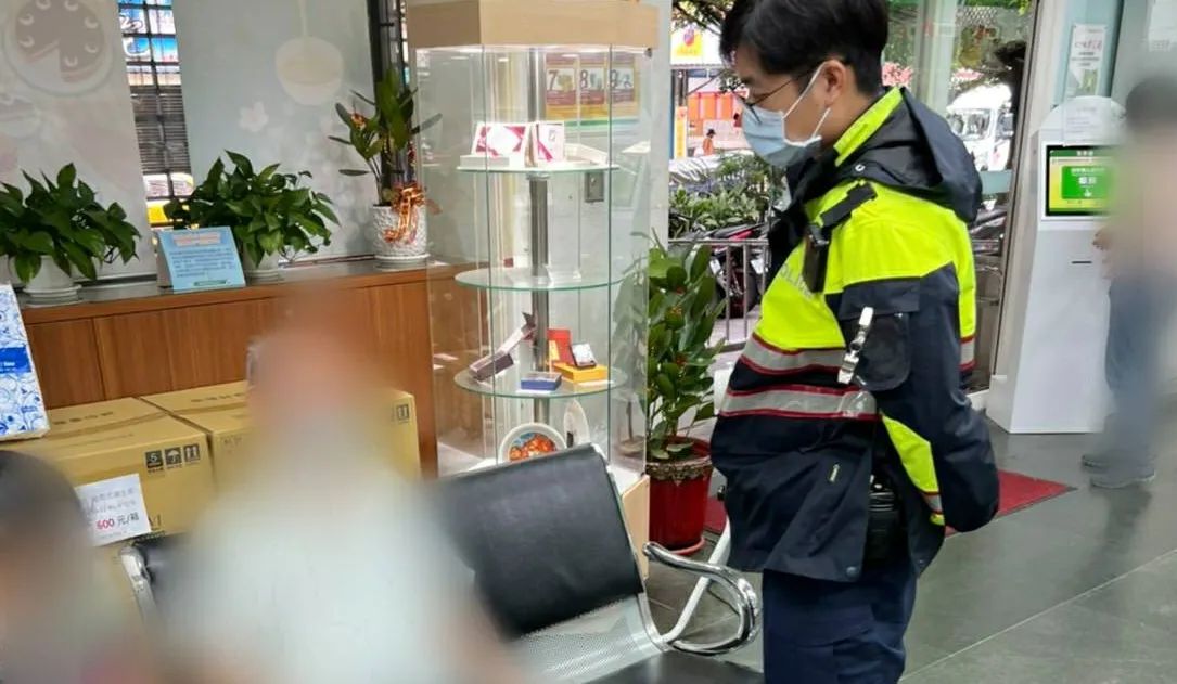▲新北市一位老翁遇到詐騙，差點在郵局把10萬塊匯給詐騙集團，幸好警方最後關頭順利阻止。（圖／翻攝畫面）