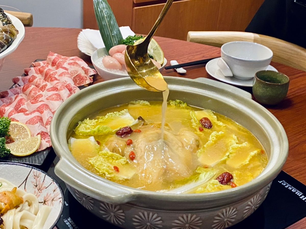 ▲冬令進補火鍋竟然越吃越美！中山商圈新開的「如嬌花膠雞鍋物」，把宮廷進補的聖品、ㄧ斤要價上萬的珍貴花膠放入鍋，香醇又濃郁金黃色雞湯，好吃到會黏嘴唇！還有隱藏菜單「海膽XO醬乾拌麵」、韓式「剝皮辣椒鮮活醬蟹」、「嬌麻炸雞腳踝」都超好吃，開幕還送「鮮活九孔鮑魚」。（圖／記者蕭涵云攝）