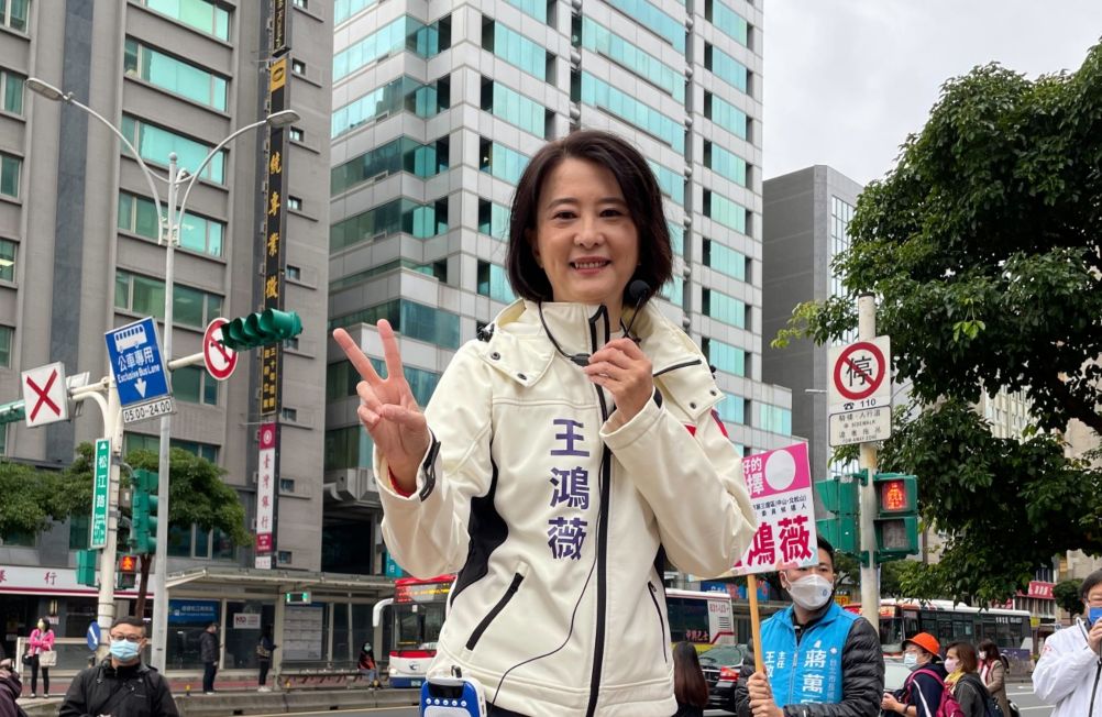 ▲投入立委補選的王鴻薇因確診暫停選舉行程，每日透過影片回應媒體提問。（圖／資料照片）