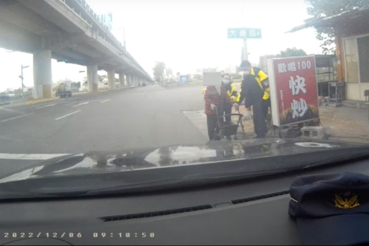 ▲台中市清水區一位78歲林姓老婦人，因不想洗腎，獨自外出後迷路，經員警暖心安撫，順利送返回家。（圖／翻攝畫面）