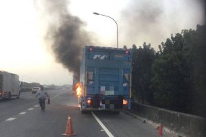 國1路竹路段火燒車!貨車停路肩猛竄濃煙 駕駛及時逃生