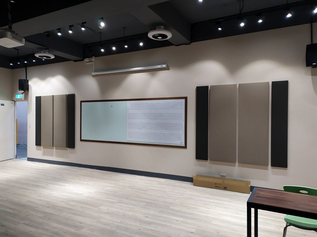 ▲教育部國教署推「視聽教室優化」 計畫。圖為新竹市培英國中將視聽教室全面優化，增加電動布幕及無線麥克風、活動擴音器等。（圖／教育部提供）