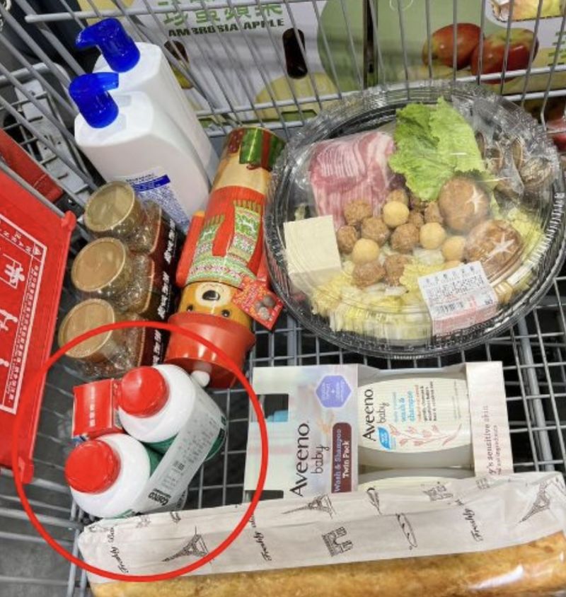 ▲網友分享自己去逛好市多時，忘記將結完帳的保健食品收起來，瓶身還黏著收據，被旁人提醒「小心被偷」！（圖/好市多商品經驗老實說）