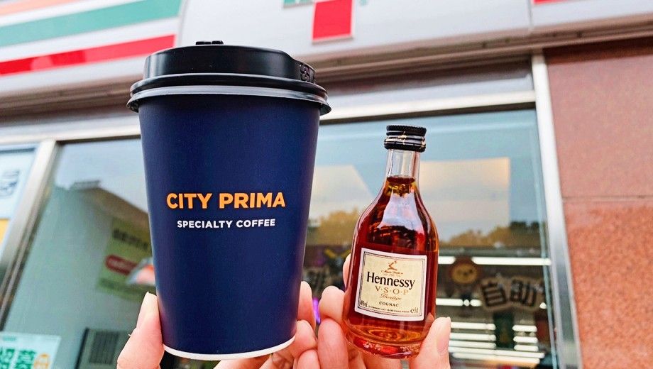 ▲7-11首度和軒尼詩跨界合作，12月14日起開賣「精品微醺酒香拿鐵組合」199元，含V.S.O.P迷你酒及熱精品拿鐵，想喝多少自己加。（圖／業者提供）