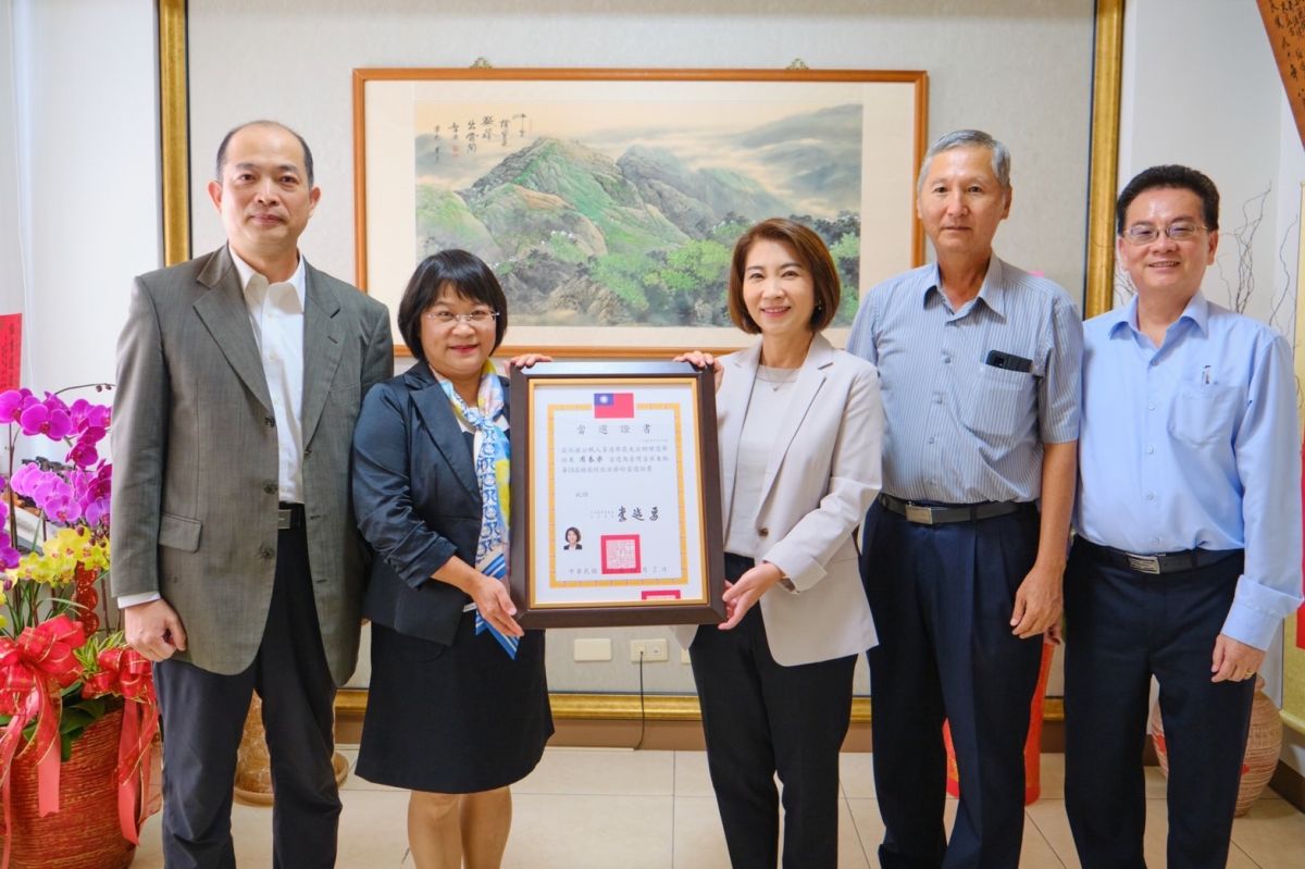 ▲周春米今（8）日領當選證書。（圖／周春米辦公室提供）