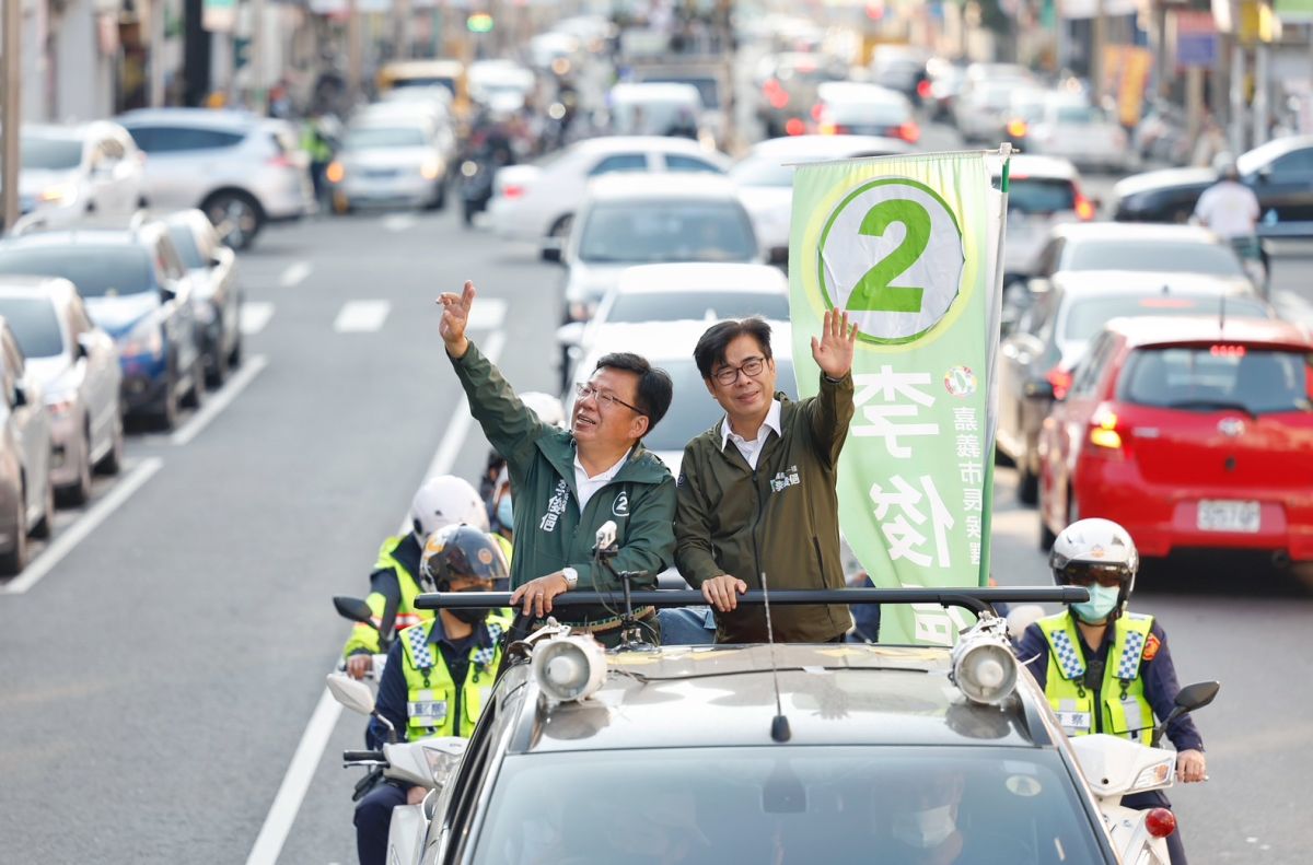 ▲民進黨中常會7日移師嘉義市，代理主席陳其邁會後陪同李俊俋車隊掃街。（圖／民進黨提供）
