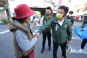 李俊俋勤走基層,面對面向市民懇託,力拼翻轉嘉義市。 ▲李俊俋勤走基層,面對面向市民懇託,力拼翻轉嘉義市。(圖/李俊俋辦公室提供)