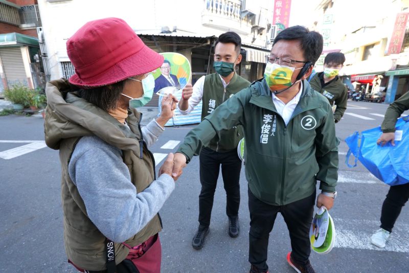 ▲李俊俋勤走基層,面對面向市民懇託,力拼翻轉嘉義市。(圖/李俊俋辦公室提供)