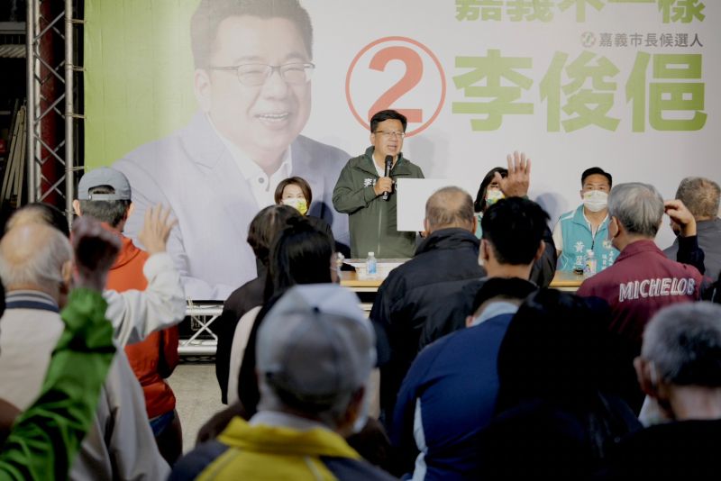 ▲李俊俋舉行廟口開講,面對面向鄉親說明施政願景。(圖/李俊俋辦公室提供)