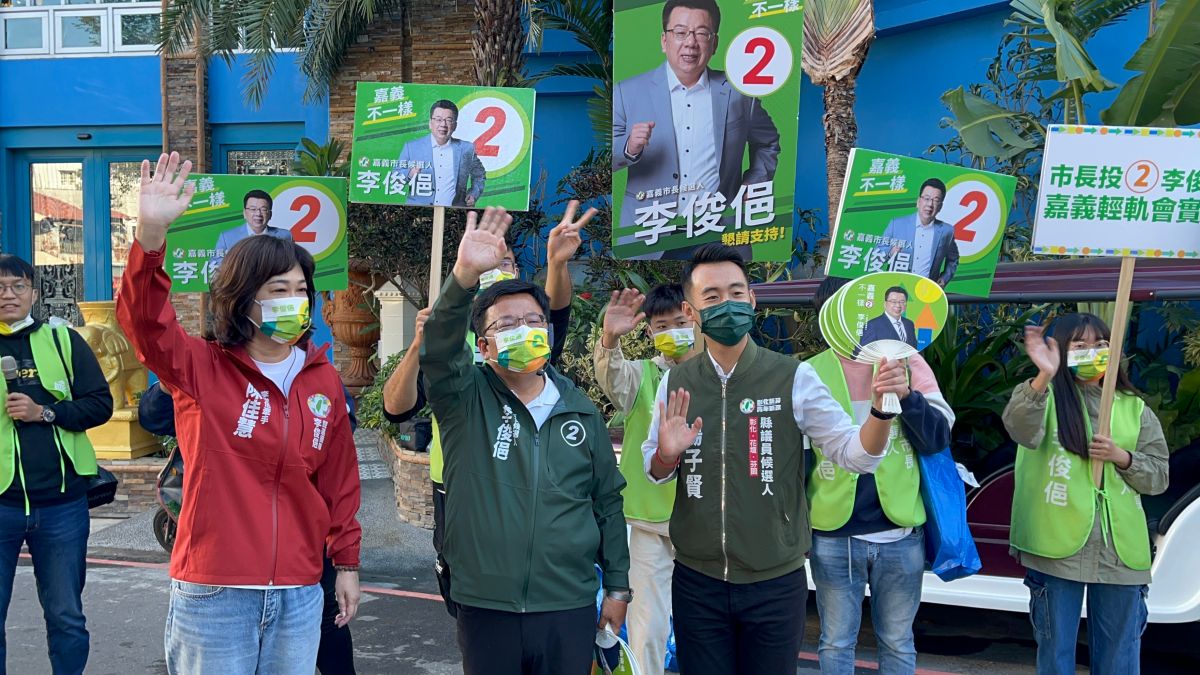 ▲楊子賢陪同李俊俋掃街，展現民進黨團結翻轉嘉義市的決心。（圖／李俊俋辦公室提供）