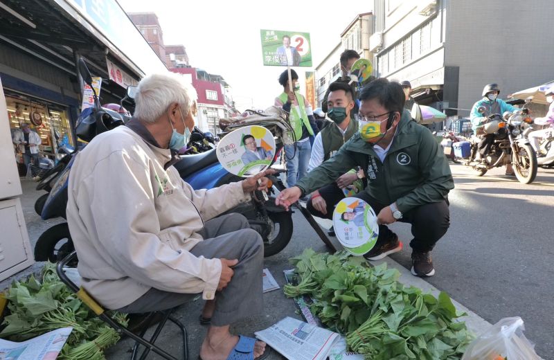 ▲李俊俋持續勤走基層,面對面爭取民眾支持。(圖/李俊俋辦公室提供)