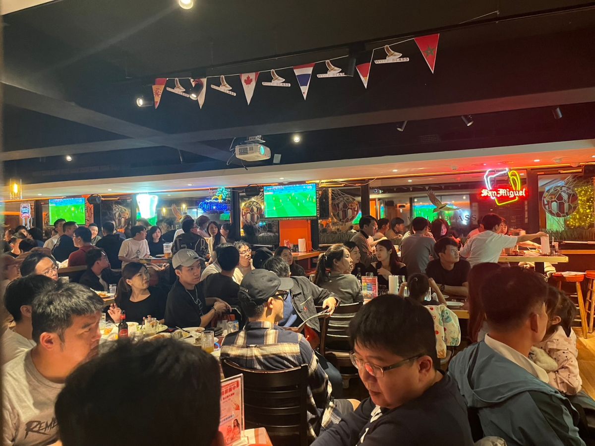 ▲世足期間不少人熬夜看球賽，醫師建議熬夜後可以多吃4種營養素，來減少身體負擔。（圖／記者鍾怡婷攝）