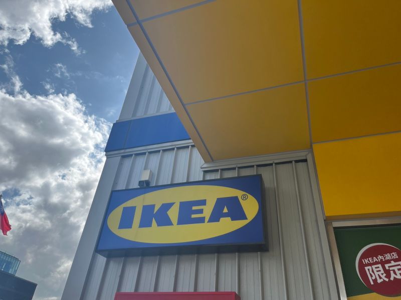 ▲勞動節連假逛IKEA，瑞典餐廳、美食小站推出多款異國美食新品，包括香港「冰火菠蘿油」、「曼哈頓牛排」。（圖／記者鍾怡婷攝）