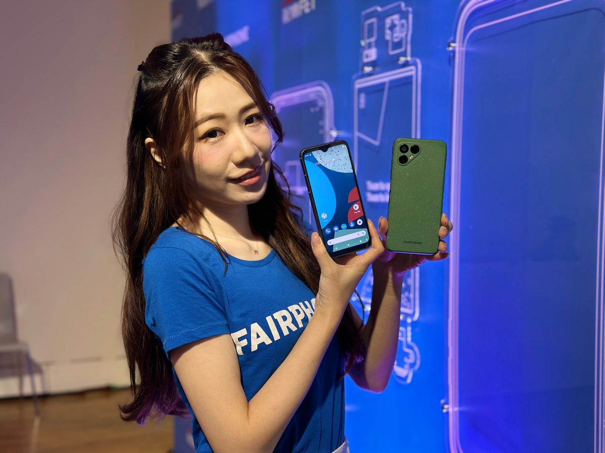 ▲Fairphone 4採用防滑背蓋設計，6.3吋螢幕，搭載高通 Snapdragon 750G八核心處理器、售價19,900元，即日起開放預購，將於12/12遠傳門市獨賣。(圖／記者周淑萍攝)