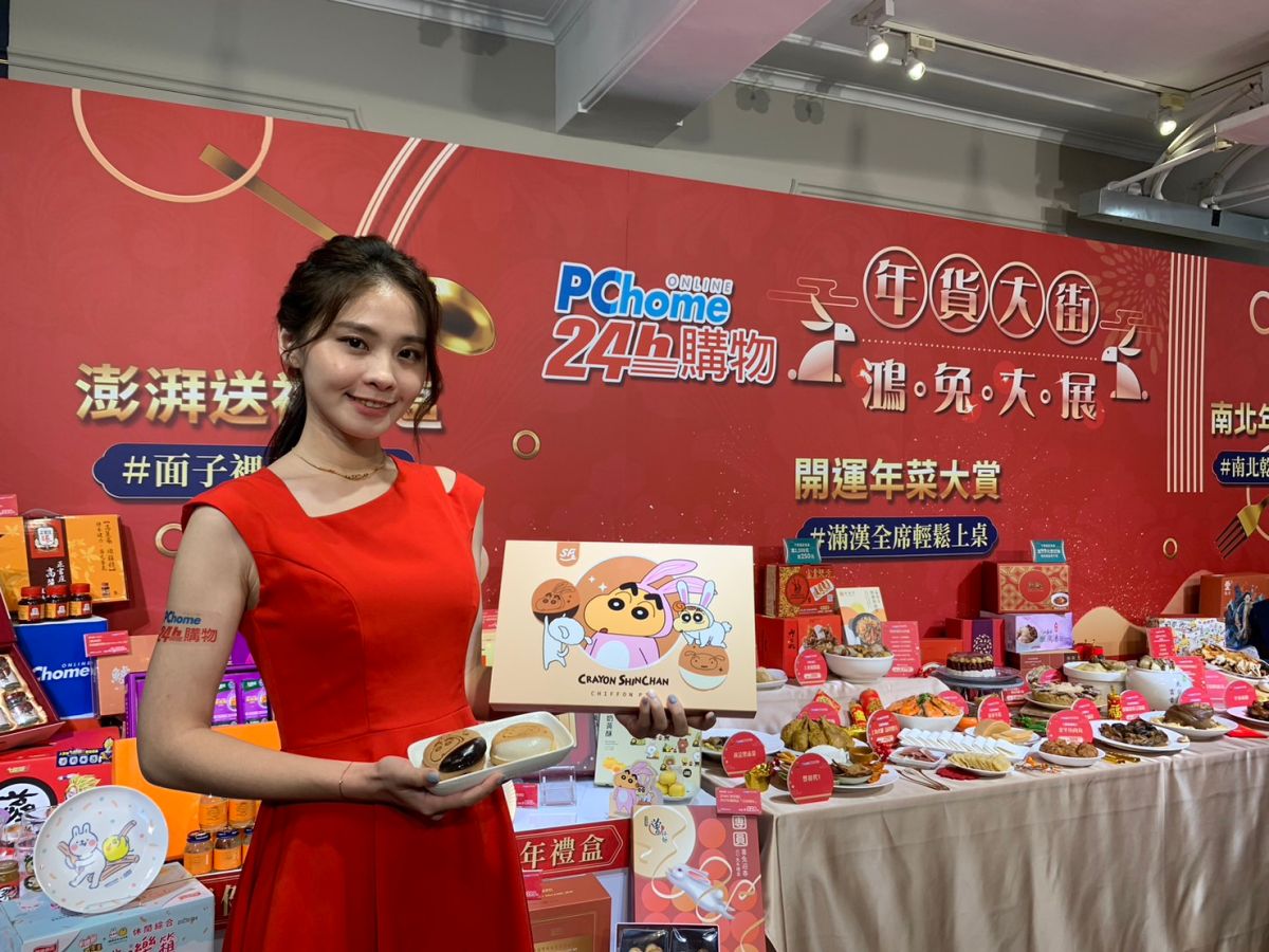 ▲電商平台PChome年貨大街即日提早開跑，除了最經典的年菜，佛跳牆、米糕等等做工繁瑣的料理，還有最受歡迎的南北貨禮品，免跑迪化街跟婆婆媽媽們搶也可以一次買齊。（圖／記者汪睿琦攝）