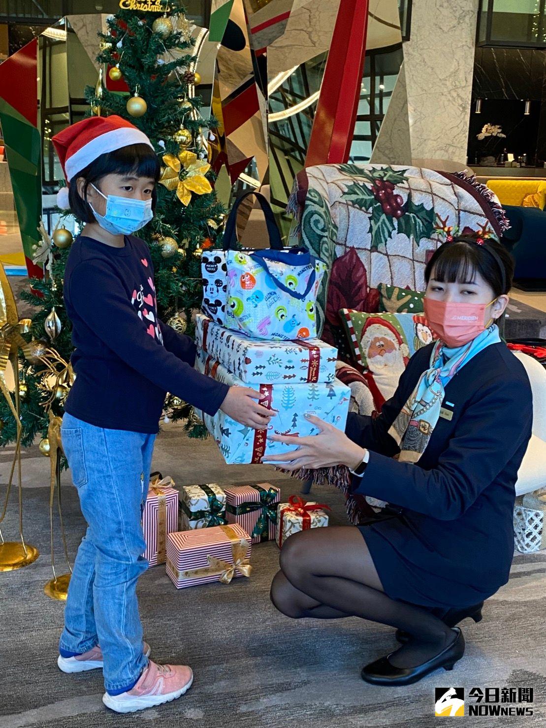 ▲迎接聖誕節，李方艾美酒店發動公益募集禮物，熱心捐獻禮物者，可獲雙重抽獎回饋。（圖／記者金武鳳攝，2022.12.8)