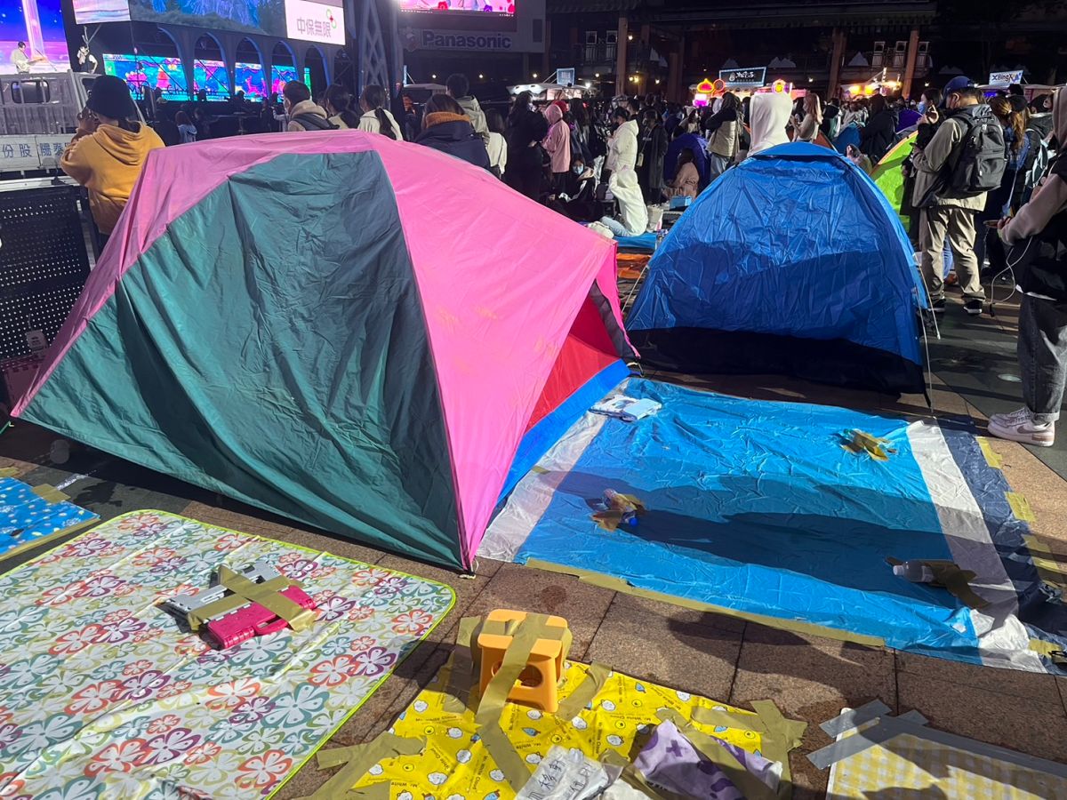 ▲新北耶誕城周末開唱，有不少粉絲提早在市民廣場搭帳棚搶第一排，但實際上人卻不在現場，物品單純卡位用。（圖／記者鍾怡婷攝）