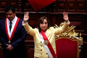 秘魯政壇大動盪！總統遭彈劾下台　副手繼任成首位女領袖
