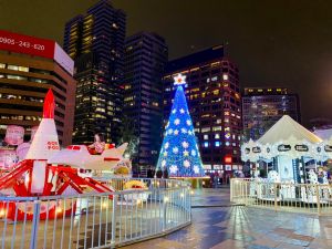 ▲4Foodie在統一時代百貨台北店打造聖誕美食遊樂園，豎起13米高的飄雪聖誕樹，攜手紐約Parsons藝術家Katherine Yang，設計出超可愛的摩天輪、旋轉木馬、咖啡杯等5大必玩遊樂設施，還集結超過60家美食攤位輪番上陣，首波必吃超人氣時飴千層蛋糕、新村站著吃烤肉、週末炸雞俱樂部、Mirai Takarabako未來寶盒、得正#手搖飲等名店。（圖／記者蕭涵云攝）