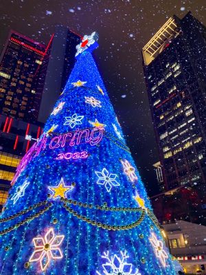 ▲13米高的飄雪聖誕樹就在統一時代百貨台北店2F夢廣場。（圖／記者蕭涵云攝）
