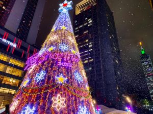 ▲位於市府轉運站樓上的統一阪急聖誕樂園今年更狂開張聖誕美食遊樂園！豎起13米高的飄雪聖誕樹，還攜手紐約Parsons藝術家Katherine Yang，設計出超可愛的摩天輪、旋轉木馬、咖啡杯等5大遊樂設施（圖／記者蕭涵云攝）