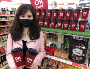 ▲OKmart即日起在APP開賣大杯美式、大杯拿鐵買12杯送12杯,再加送OKpoint 1212點。(圖/業者提供) ▲OKmart即日起在APP開賣大杯美式、大杯拿鐵買12杯送12杯,再加送OKpoint 1212點。(圖/業者提供)