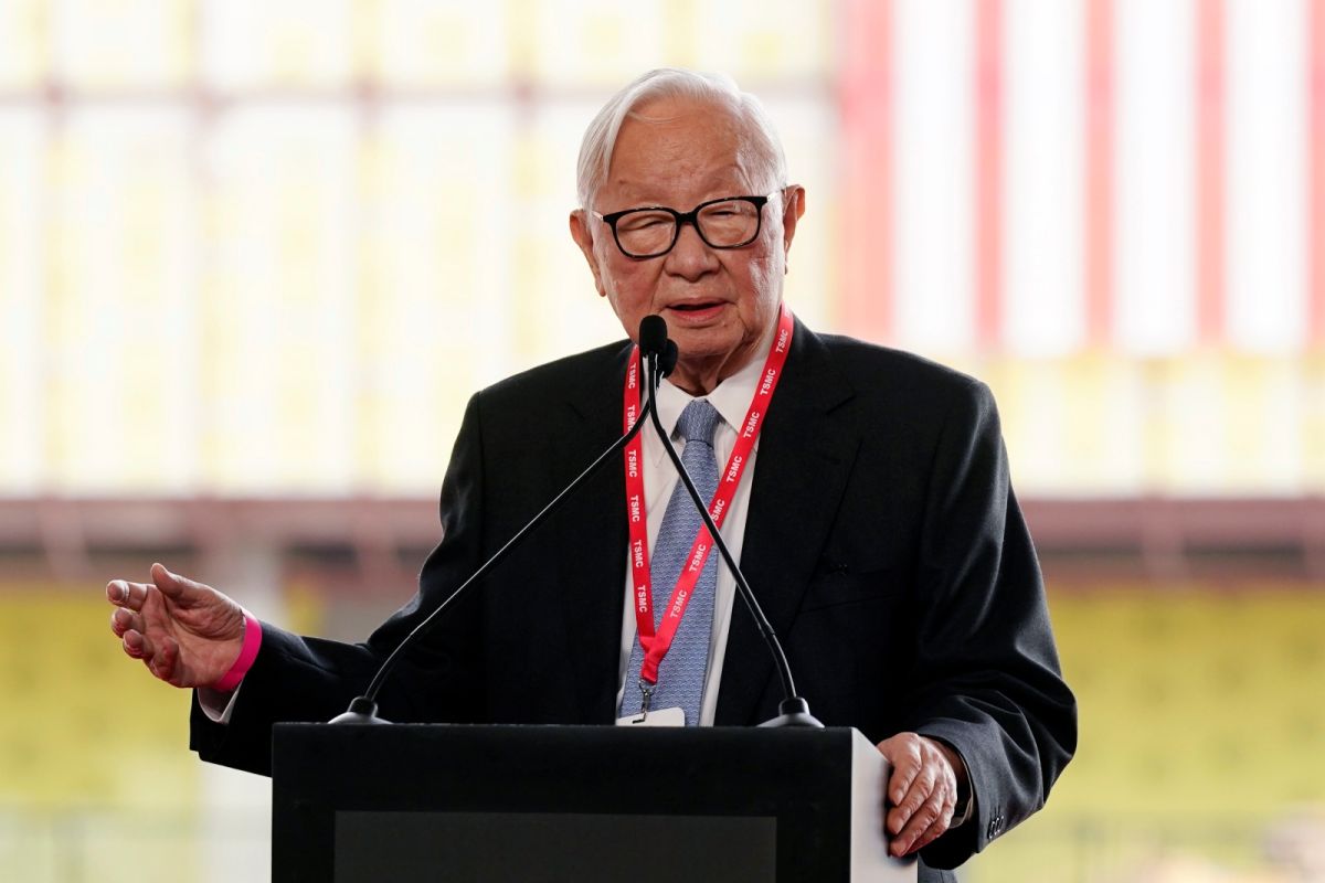 ▲台積電創辦人張忠謀與《晶片戰爭》作者對談，談到現今地緣政治關係緊張，使全球自由貿易瀕死。圖為張忠謀出席台積電在美國亞利桑那州晶圓廠的移機典禮。（圖／美聯社／達志影像）