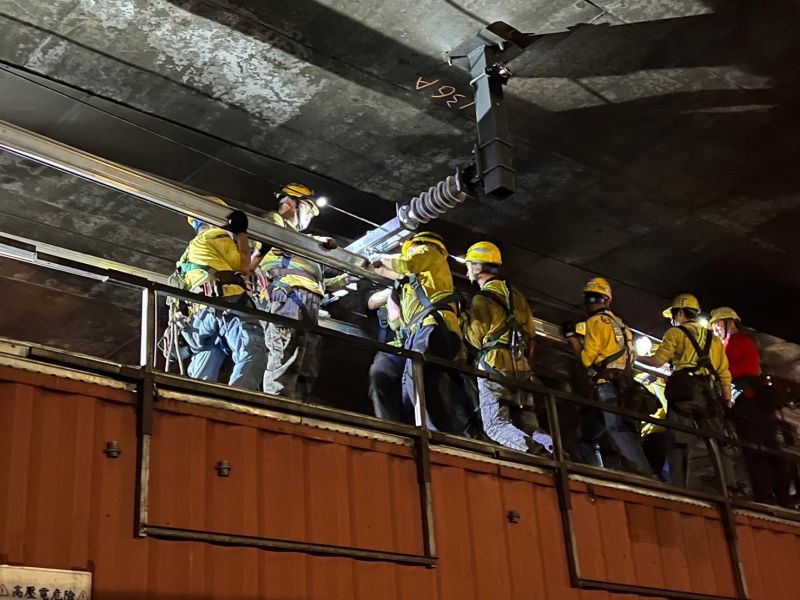 ▲台鐵台北地下隧道導電軌工程，今（9）日凌晨1點完成最後6米導電軌貫通。（圖／台鐵局提供）