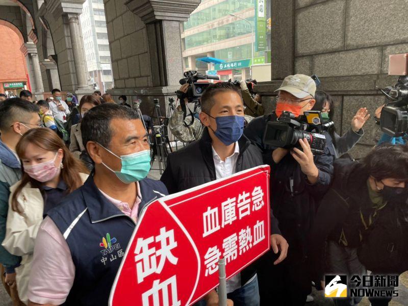 ▲吳怡農出席中吉里捐血活動,並於會前受訪再談松機遷建等議題。(圖/記者黃宣尹攝,2022.12.09)