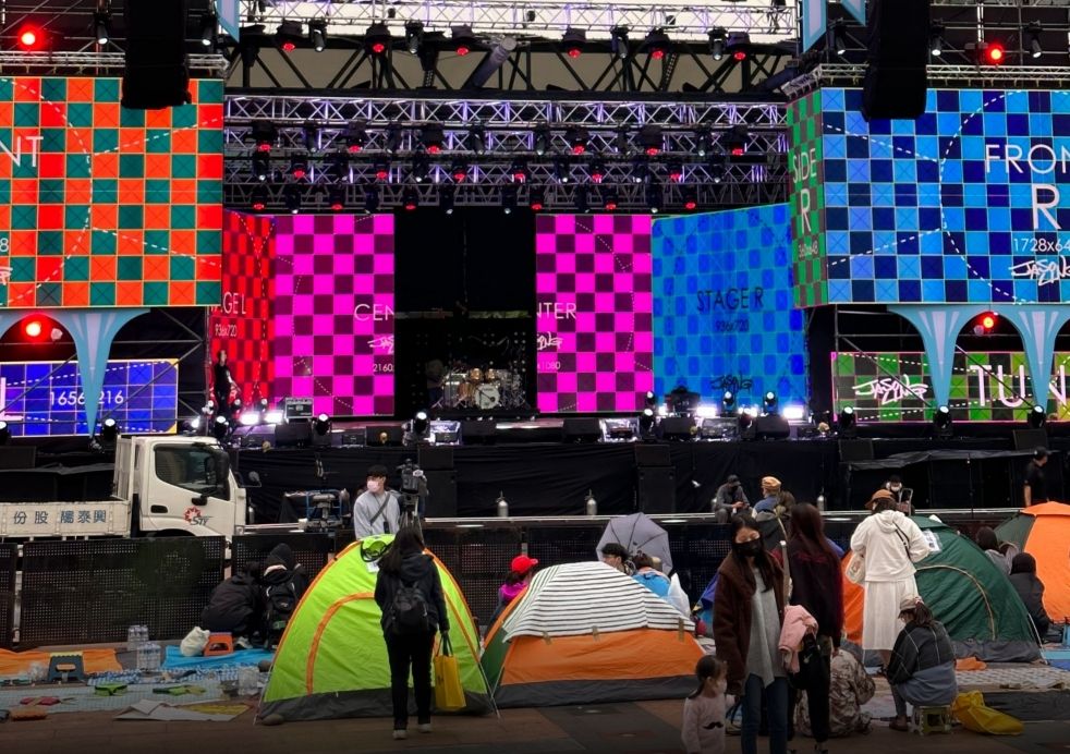 ▲耶誕城演唱會將於這週末登場，不少粉絲已經在舞台前搭帳篷卡位。（圖/陳小姐提供）