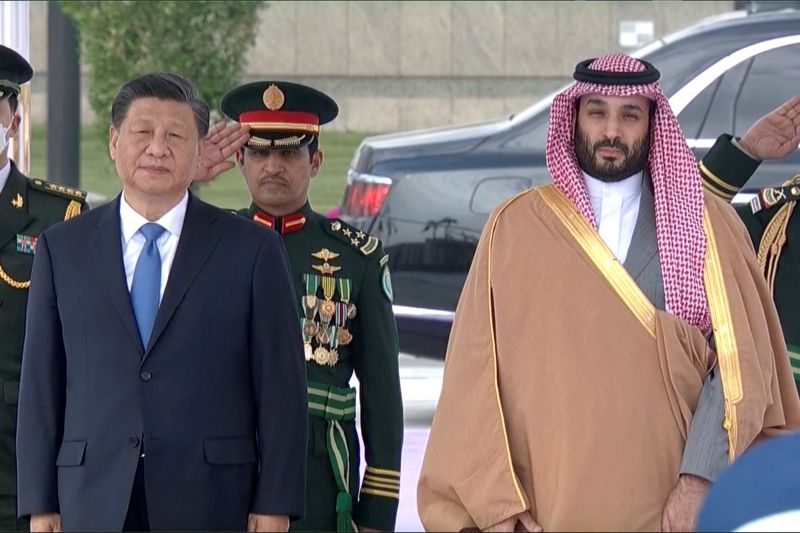 ▲中國國家主席習近平和沙烏地阿拉伯王儲穆罕默德．沙爾曼（Mohammed bin Salman）8日會面，就能源和基礎建設等領域達成多項協議，包括與華為的協議。（圖／美聯社／達志影像）