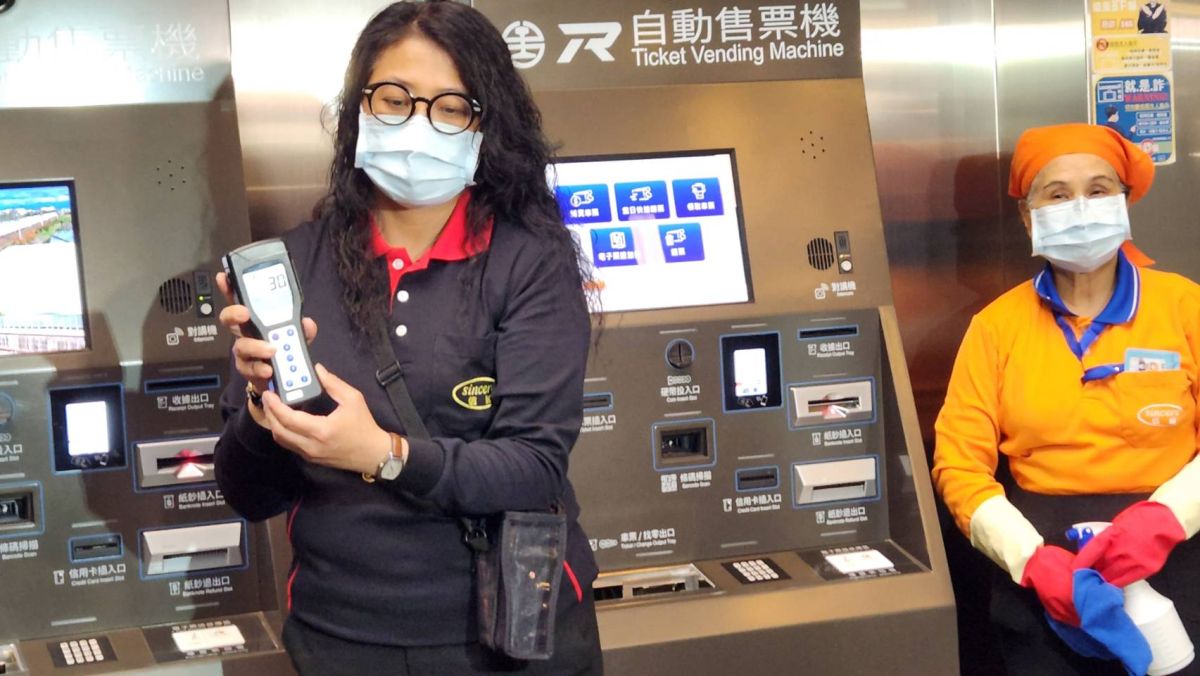 ▲台鐵局今（9）日舉辦「台鐵車站開放疫後新生活、防疫強化續給力說明會」，展示透過ATP冷光儀檢測落箘數。（圖／記者李琦瑋攝，2022.12.09）