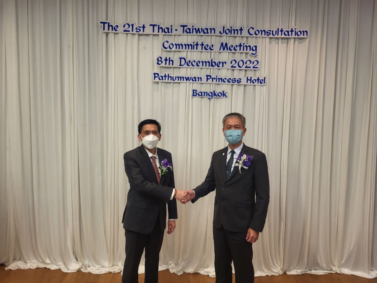 ▲第21屆台泰勞工會議針對多項泰國移工在台工作相關議題達成共識。圖為勞動部勞動力發展署署長蔡孟良(右)和泰國勞工部就業廳廳長 Mr. Phairoj Chotikasatien（左）。（圖／勞動力發展署）