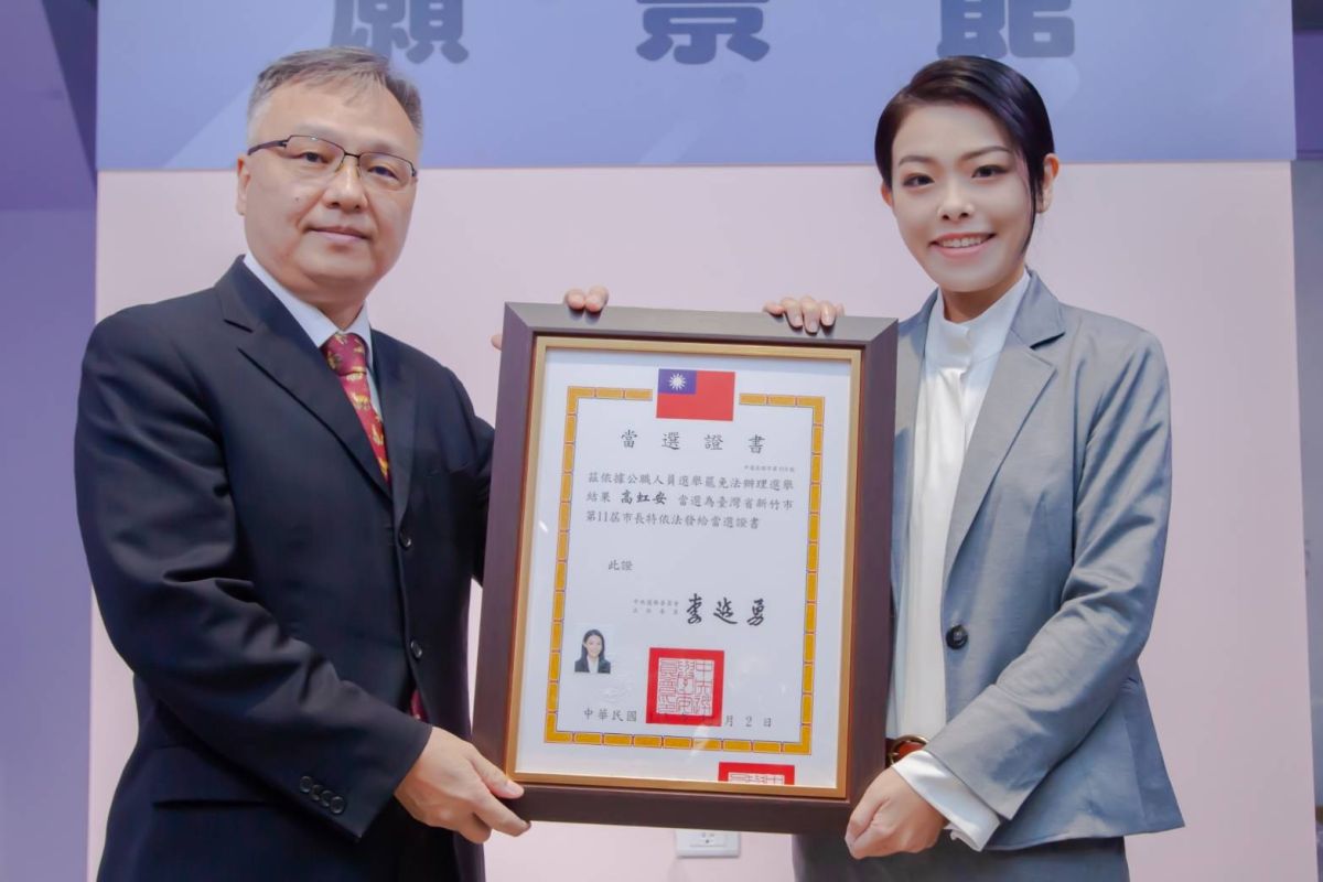 ▲新竹市長當選人高虹安獲頒當選證書。（圖／高虹安辦公室提供）