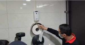 ▲台鐵局建立車站智慧型監測系統，可隨時偵測公廁內人流數、異味、溼度及衛生紙存量等。（圖／記者李琦瑋攝，2022.12.09）
