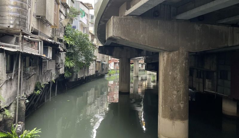 ▲美國網路論壇《Reddit》流傳一張台灣基隆大德橋下西定河的照片，畫面中河水混濁，兩側住宅也破舊不堪。（圖／翻攝自Reddit）