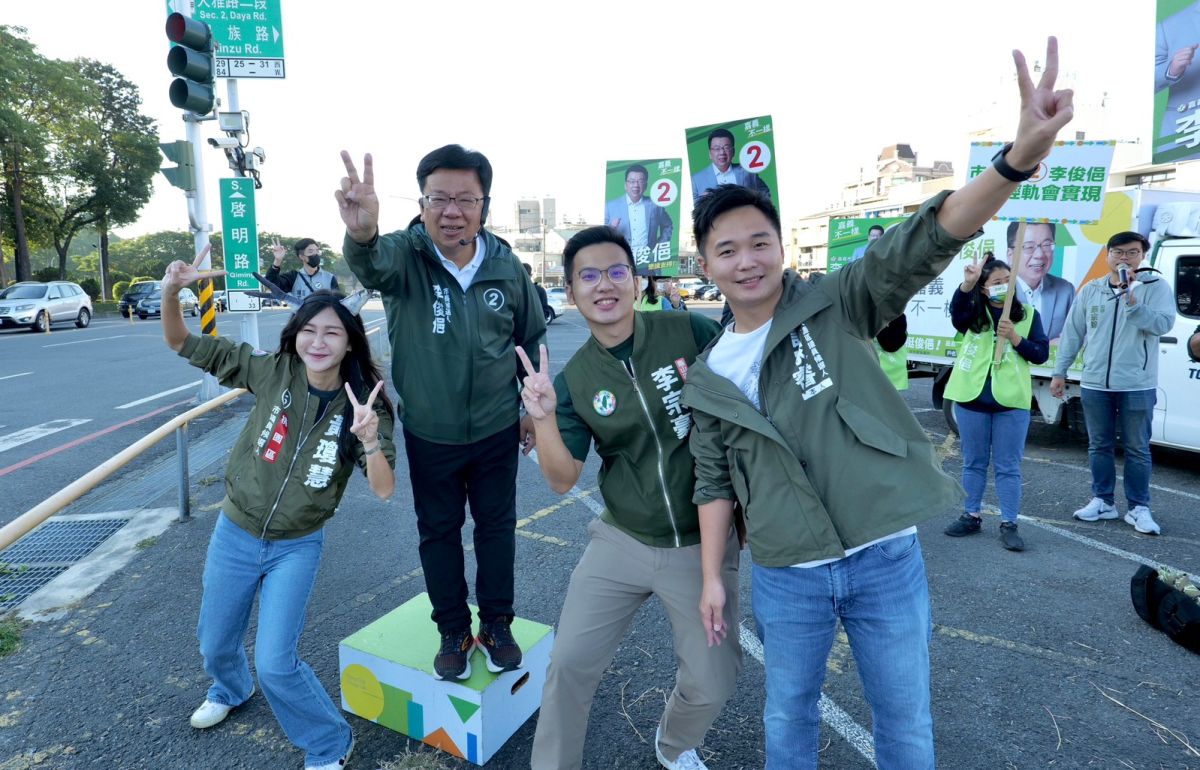 ▲3位桃園新當選議員陪同李俊俋站路口拜票，力拼翻轉嘉義市。（圖／李俊俋辦公室提供）