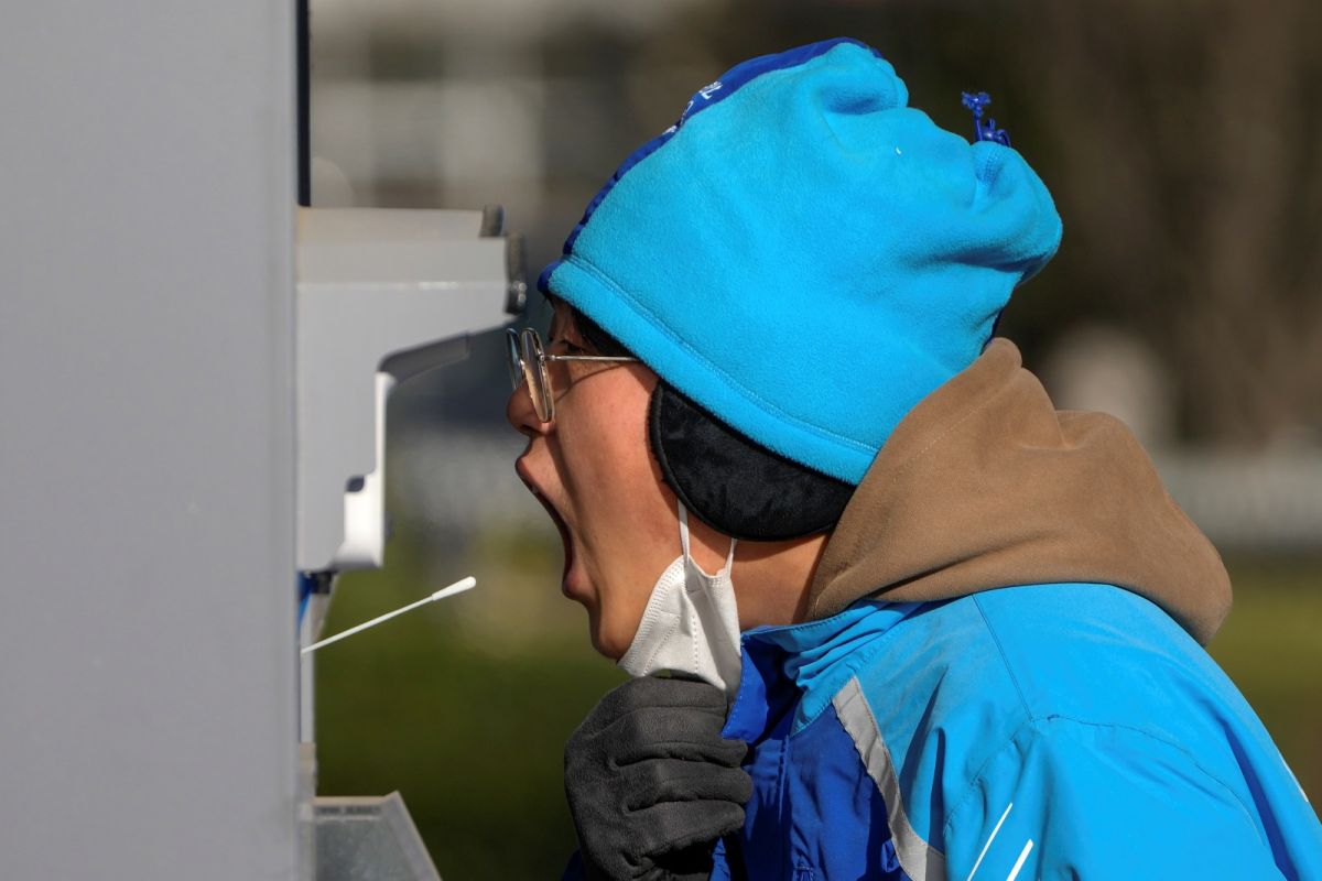 ▲中國自放寬防疫管制後每天新增COVID-19病例漸降，不過網路廣傳的影音顯示，若干醫院擠滿發燒病患者，是否因突然放寬管制而造成感染蔓延，引發關注。（圖／美聯社／達志影像）