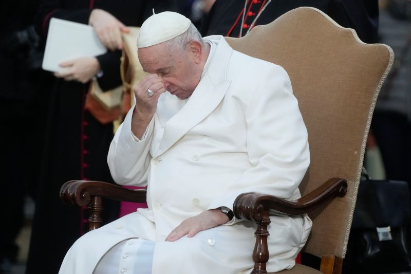 ▲天主教教宗方濟各（Pope Francis）8日在羅馬中心進行傳統祈禱，期間提到烏克蘭人民的苦難時，忍不住情緒潰堤哭泣。（圖／美聯社／達志影像）