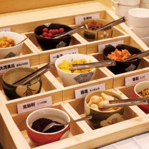 ▲自助吧供應多款日式漬物配料，可做成自己愛吃的日式茶泡飯。（圖／取自串家物語官網）